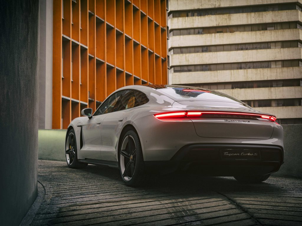 Teknologi Manufaktur Ruang Kabin Ergonomis dan Protokol Pengendalian Mutu Material Interior Kulit Eksklusif Porsche