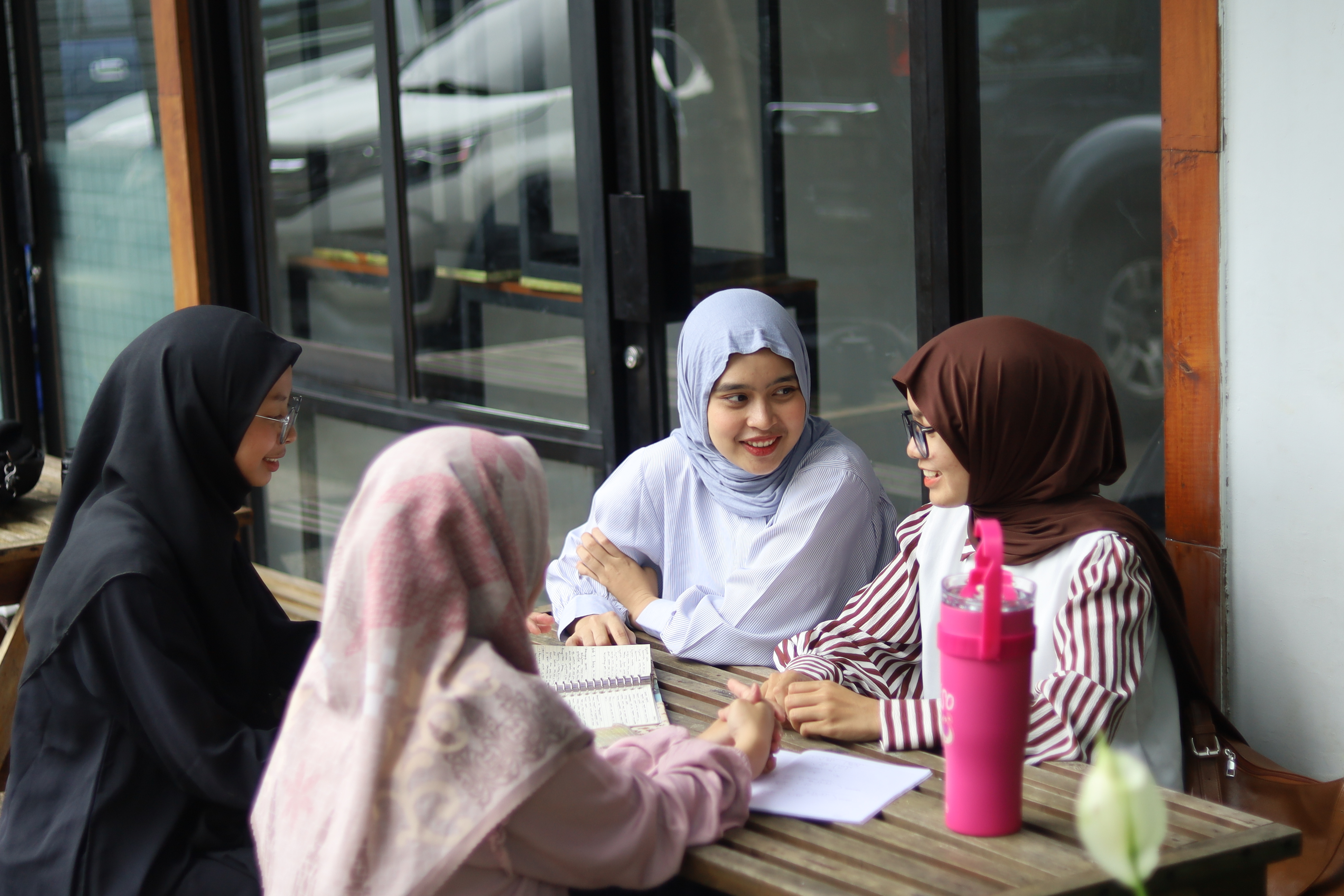 Bisa Nggak Sih Kuliah Sambil Nongkrong Tetap Produktif?