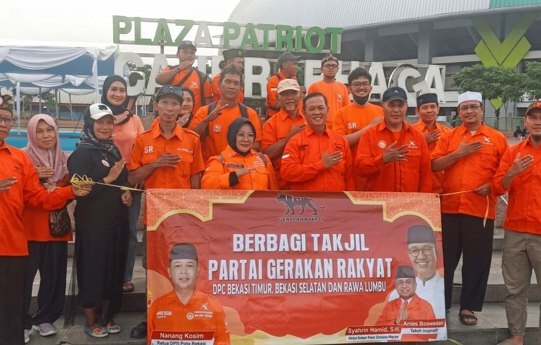 DPD Gerakan Rakyat Kota Bekasi Bagikan 500 Paket Takjil di Kawasan Plaza Patriot