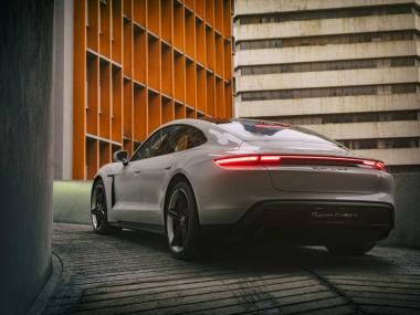 Teknologi Manufaktur Ruang Kabin Ergonomis dan Protokol Pengendalian Mutu Material Interior Kulit Eksklusif Porsche