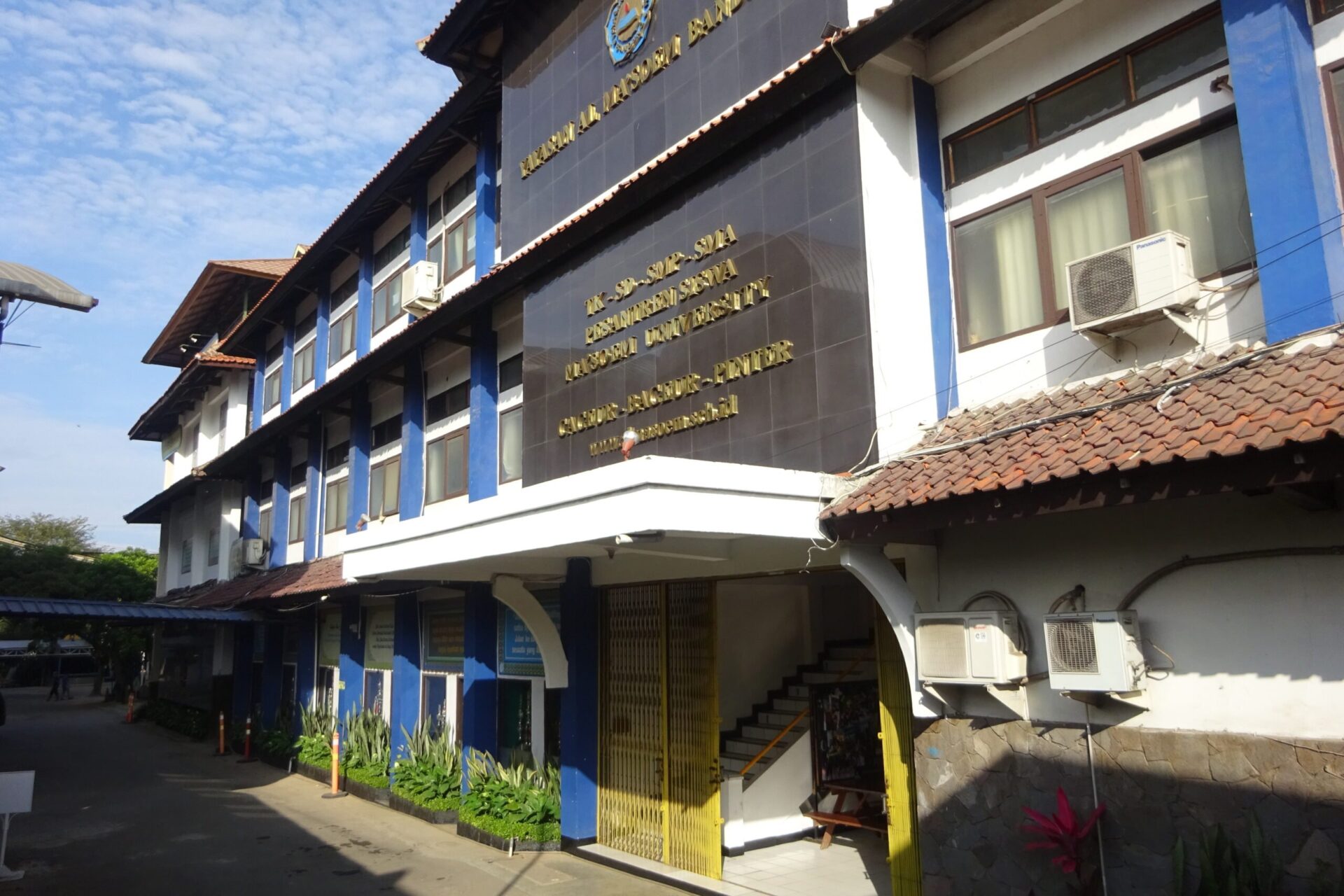Studi Banding Pembelajaran Agama Islam di Pesantren Modern dan Tradisional: Kasus Al-Masoem