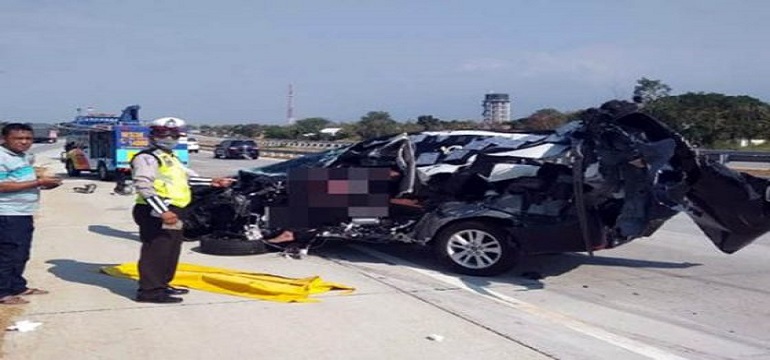 Detik-Detik Kecelakaan Maut Toyota Vellfire Personel Grup Musik Debu, Tabrak Truk hingga Ringsek