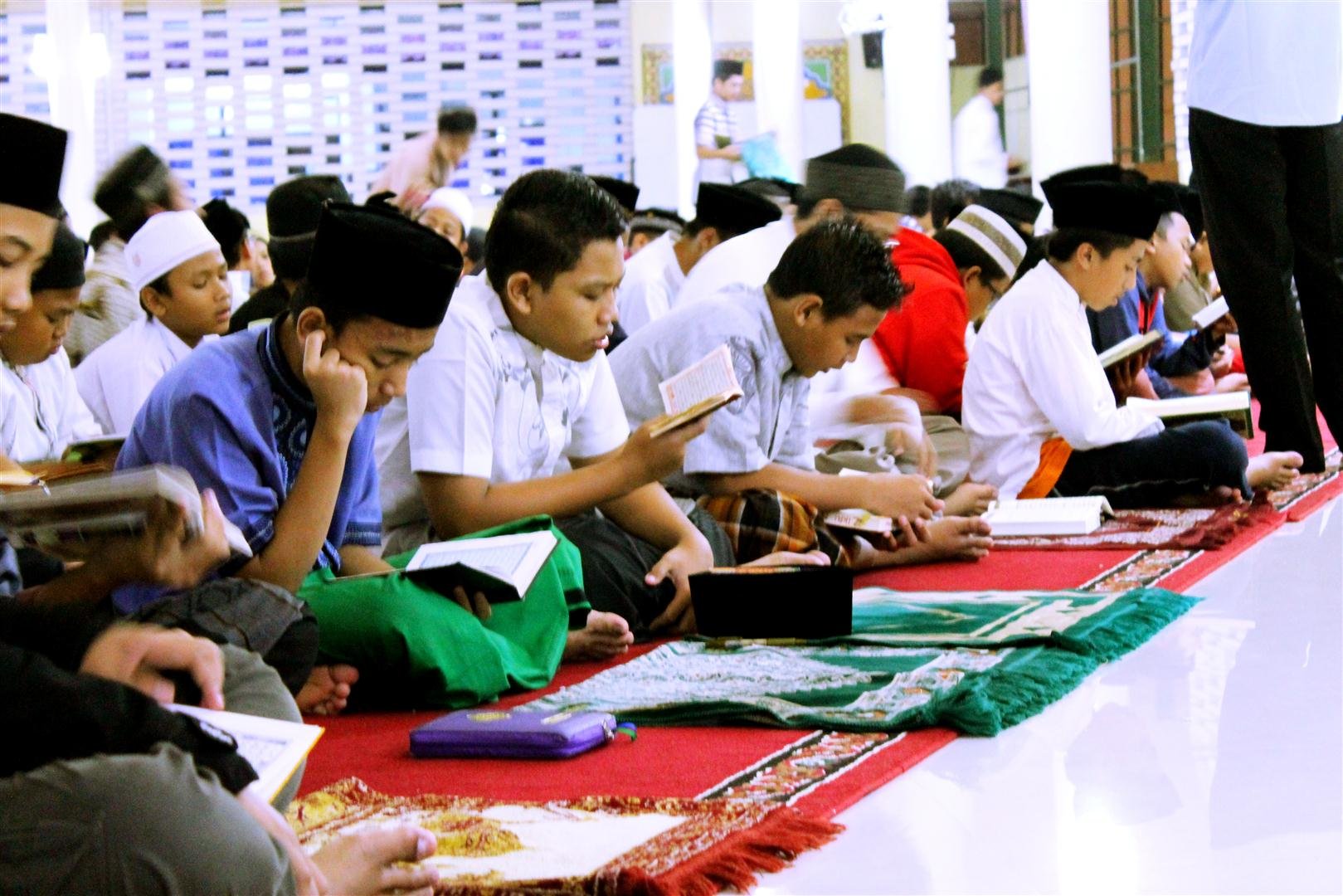 Pembentukan Karakter Religius Melalui Pendidikan Rohani di SMA Islam Al Masoem Bandung