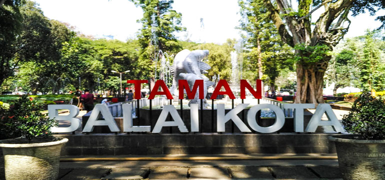 Berwisata di Taman Balai Kota Bandung