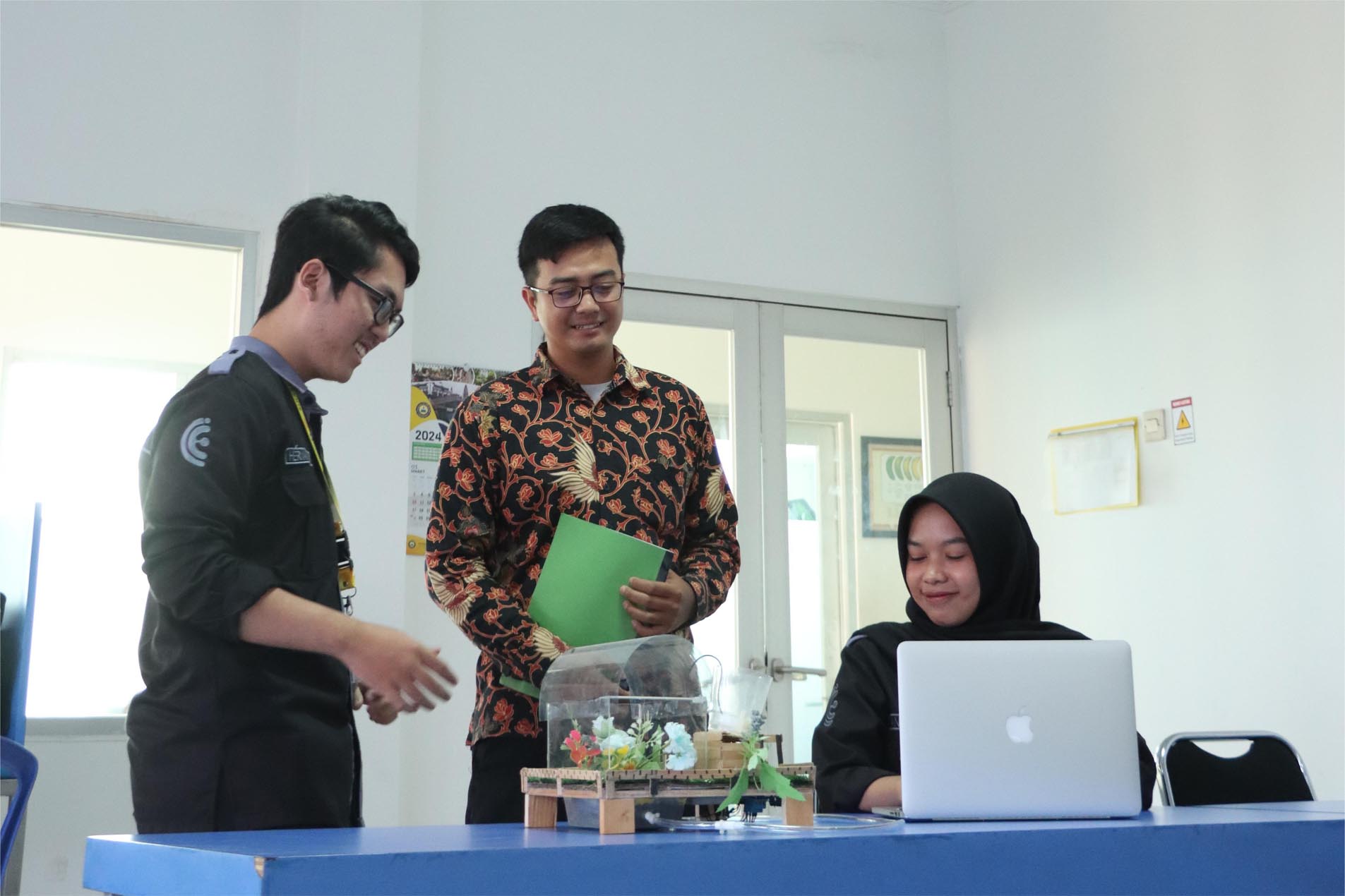 Bagaimana cara memilih jurusan teknik industri terbaik berdasarkan kurikulum industri 4.0 dan kualitas lulusan?