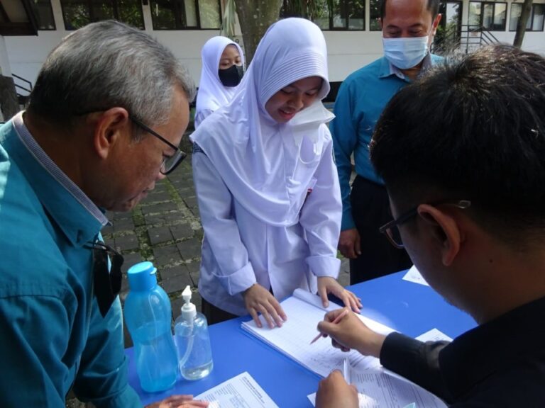 Pendidikan Karakter Melalui Kegiatan Sosial di Pesantren Modern Al Masoem