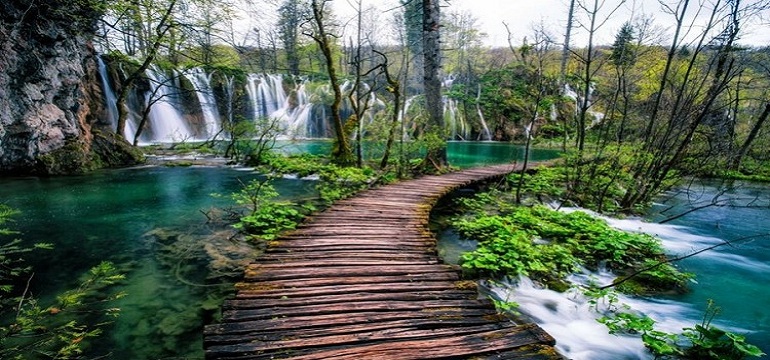 Inilah Pemandangan Air Terjun Bak Di Dunia Berbeda