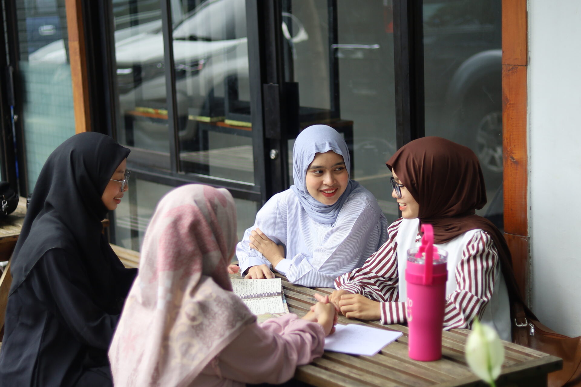 Bisa Nggak Sih Kuliah Sambil Nongkrong Tetap Produktif?